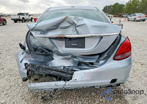 2018 Mercedes-Benz C 300 z USA, uszkodzony, nr VIN 55SWF4JB1JU260652